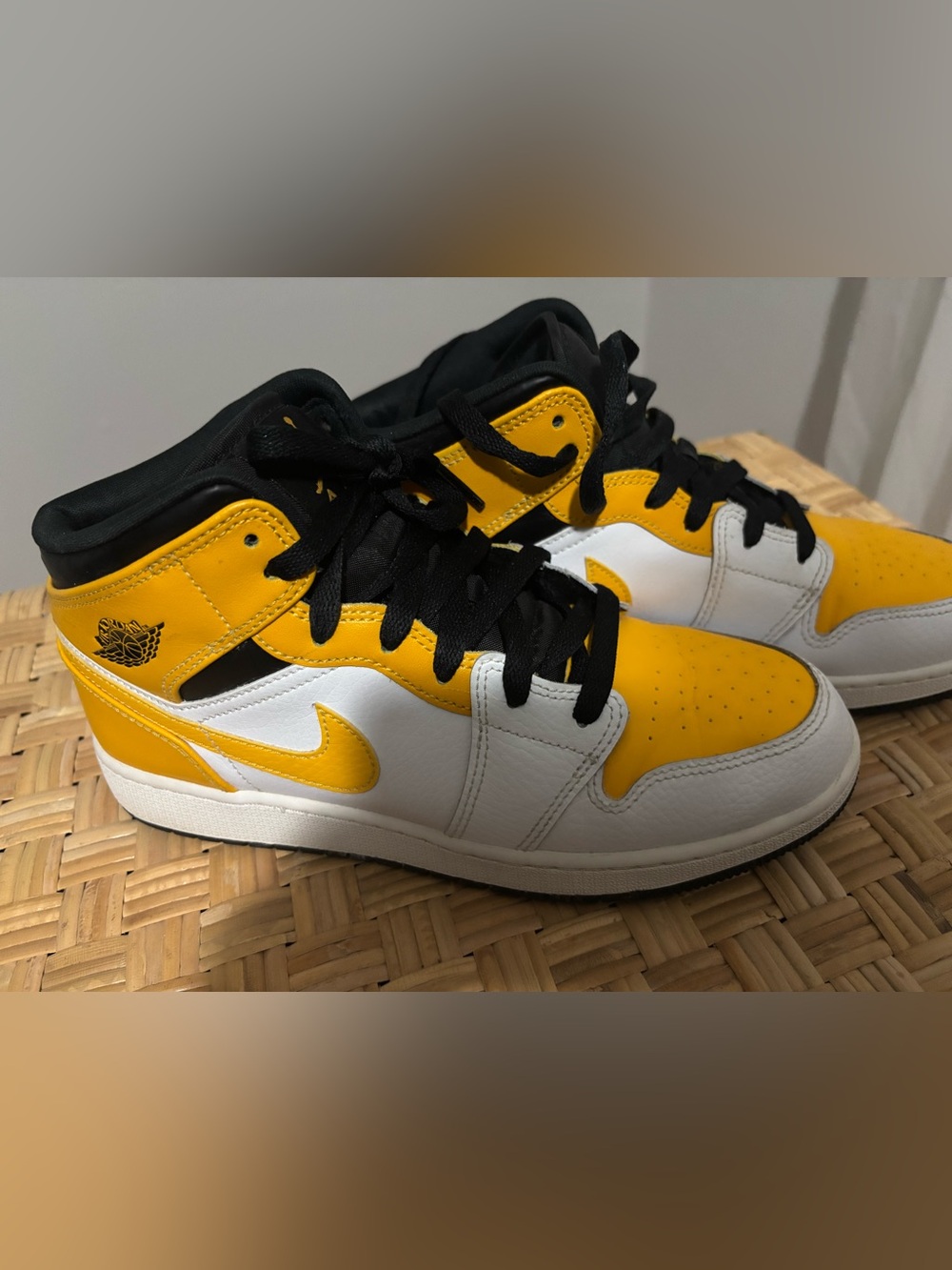 Air Jordan 1 mid university gold